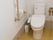 トイレは常に清潔に保たれている。温水洗浄便座の他に、L字型の手すり、可動式の手すり、呼出ボタンが設置されている。