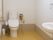 広々としたトイレスペースには足元に何も置かれておらず、車椅子をご利用の方にも楽に使っていただける。洗面台も設置されている。