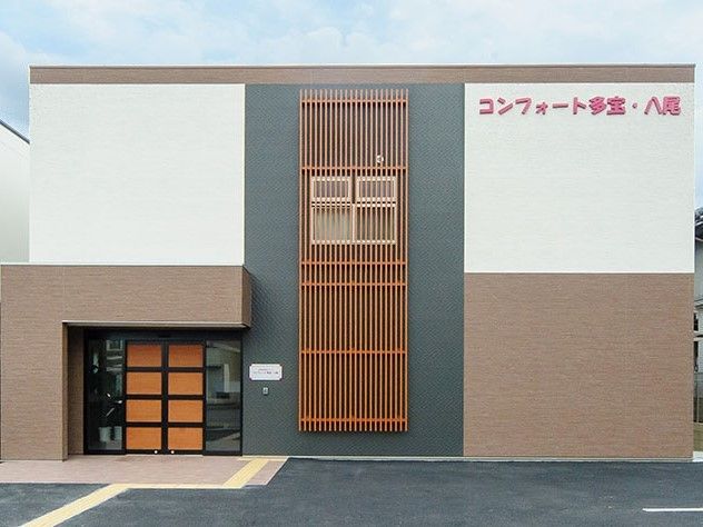 直線的なデザインが和風なイメージの、2階建ての施設