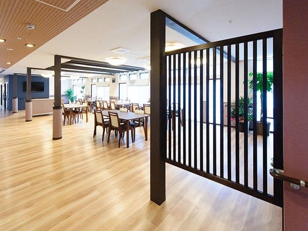 広いフローリングの広間に並んだ、4人掛けのダイニングテーブル