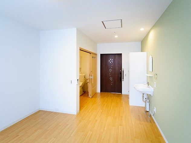 居室には、車椅子対応の洗面台やトイレが備わっている。力の弱い入居者様でも開閉が楽なスライドドアが扉に採用されている。