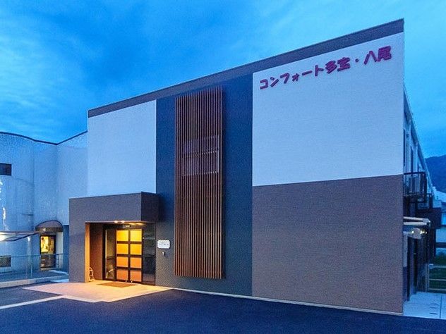 モダンでおしゃれな外観の施設は玄関口が駐車場と直結している。車椅子でお越しの際も段差のないバリアフリーで、スムーズに館内にご移動いただける。
