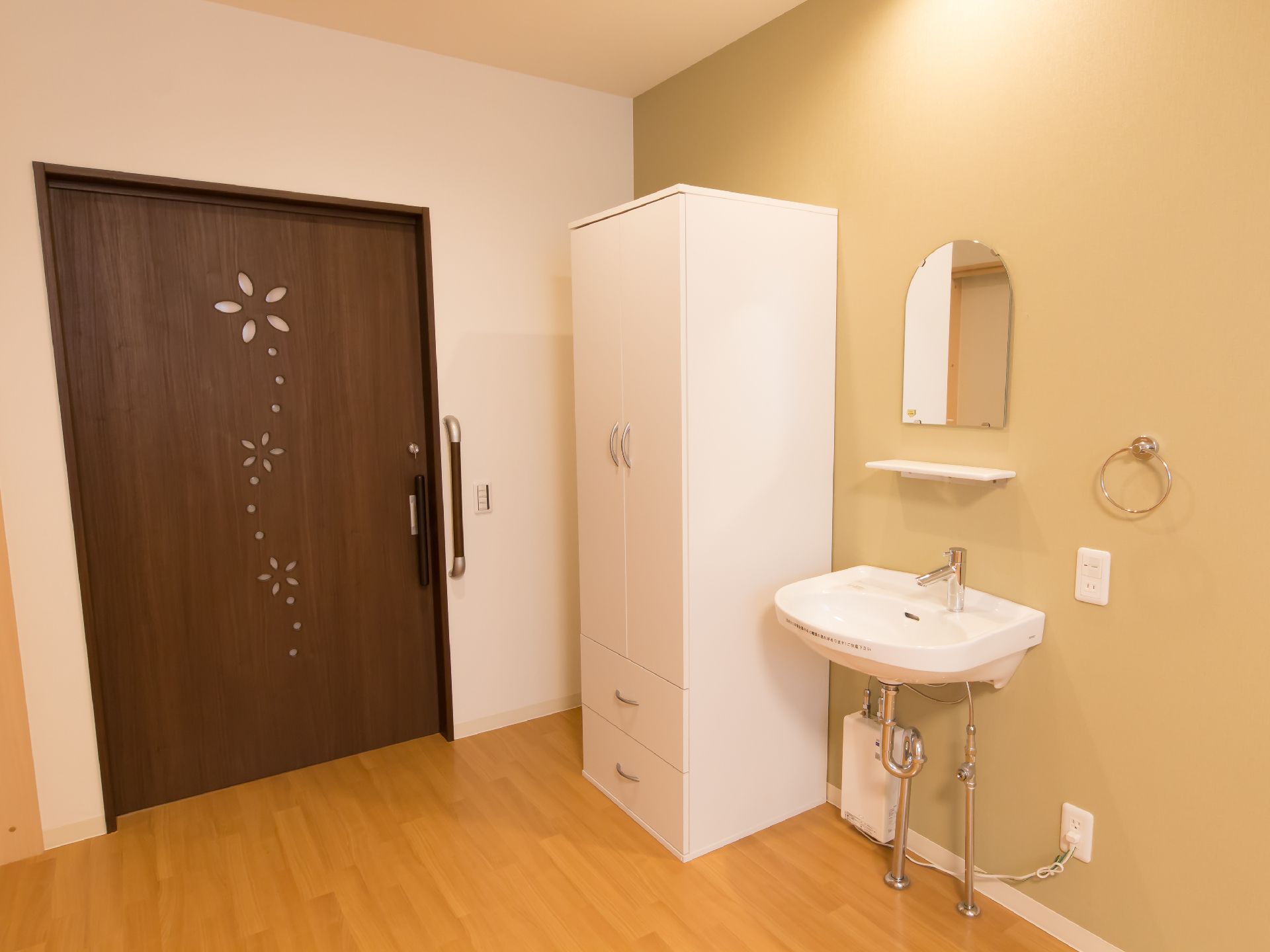 居室内は落ち着いた色合いの内装なのでリラックスして過ごすことができる。洗面台やトイレなど、水廻りの設備を完備した機能的な間取り。