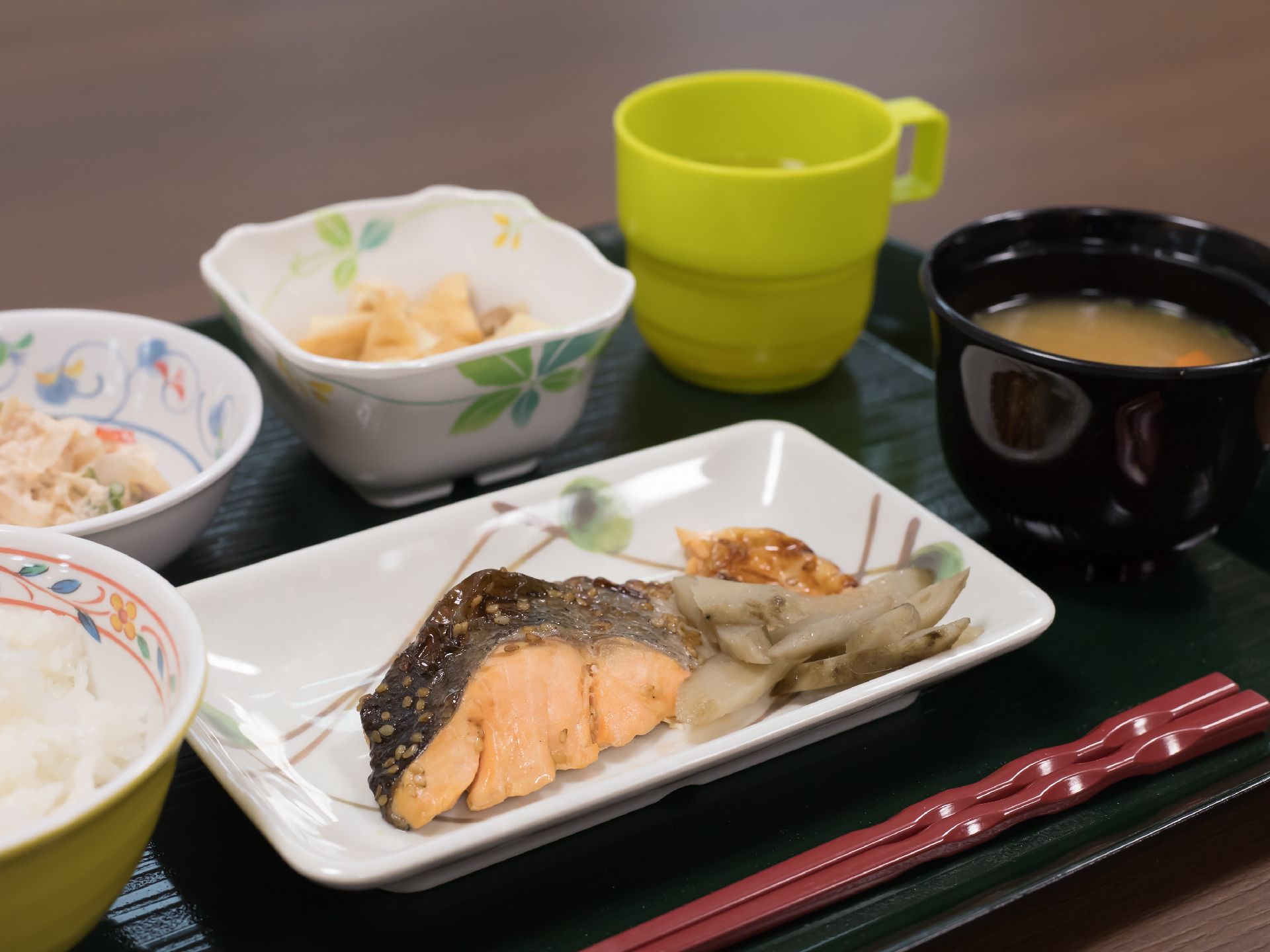 栄養バランスの取れた健康的なメニューが毎食提供されている。食べやすいように食材は一口サイズにカットして調理されている。