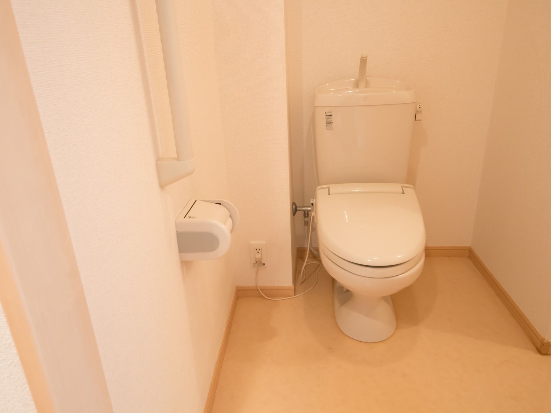 車椅子をご利用の方が簡単に使用できるように、トイレは広々としたスペースが確保されている。安全のため手すりが設置されている。