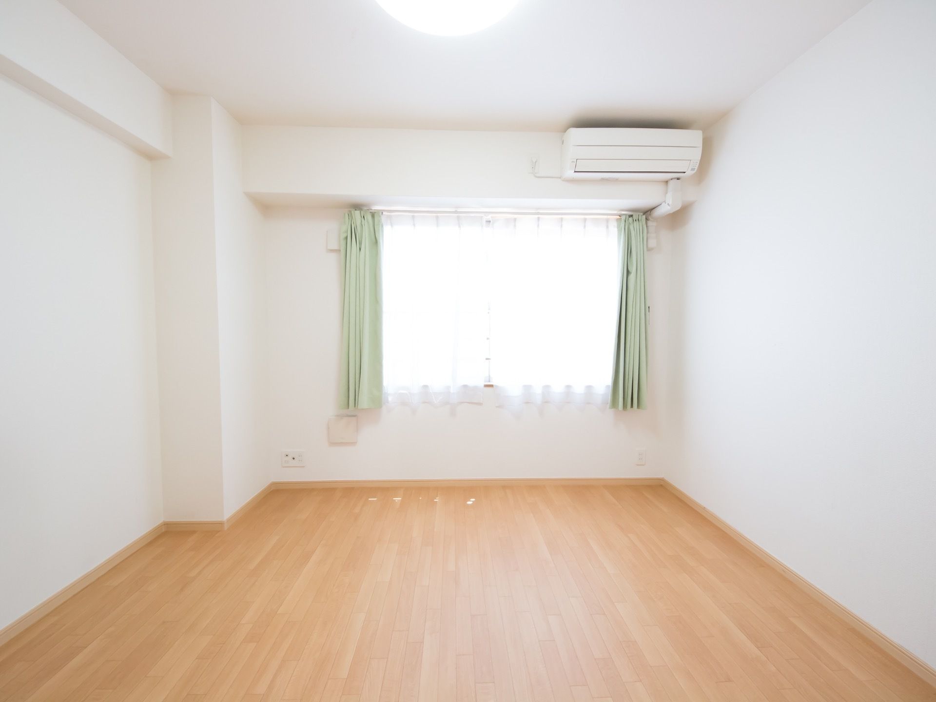 室内は日当たりが良く明るいので、居心地の良い雰囲気になっている。備え付けの家具はないため、入居者様が好きな家具を持ち込むことができる。