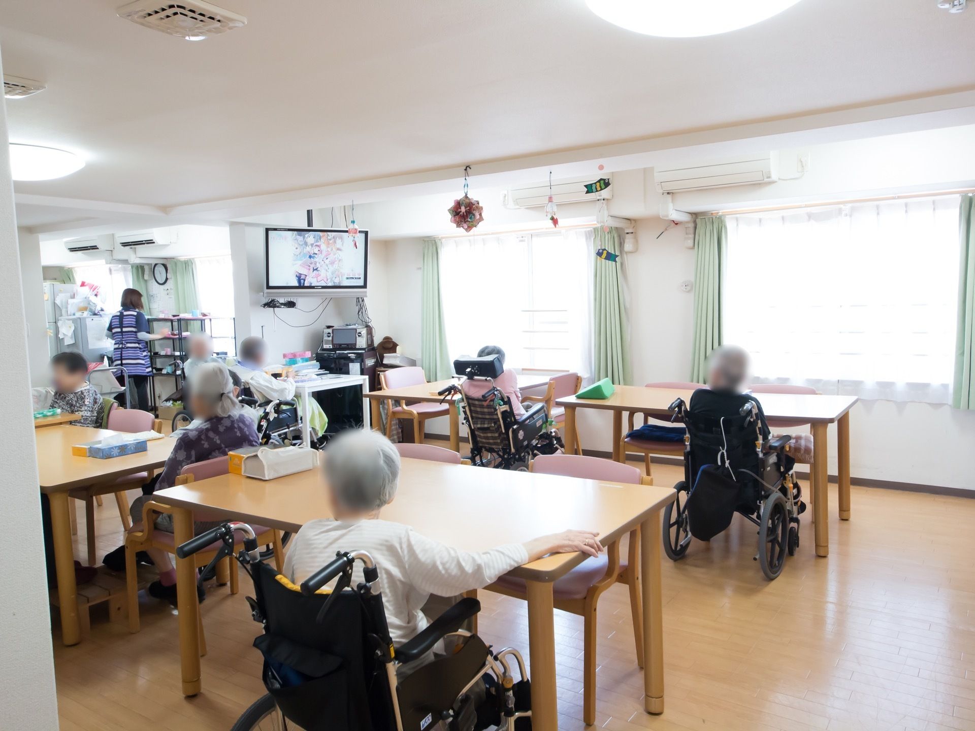 リビングダイニングには窓が多数設置されていて、とても明るく開放的。広々としているので、多目的に使用することができる。