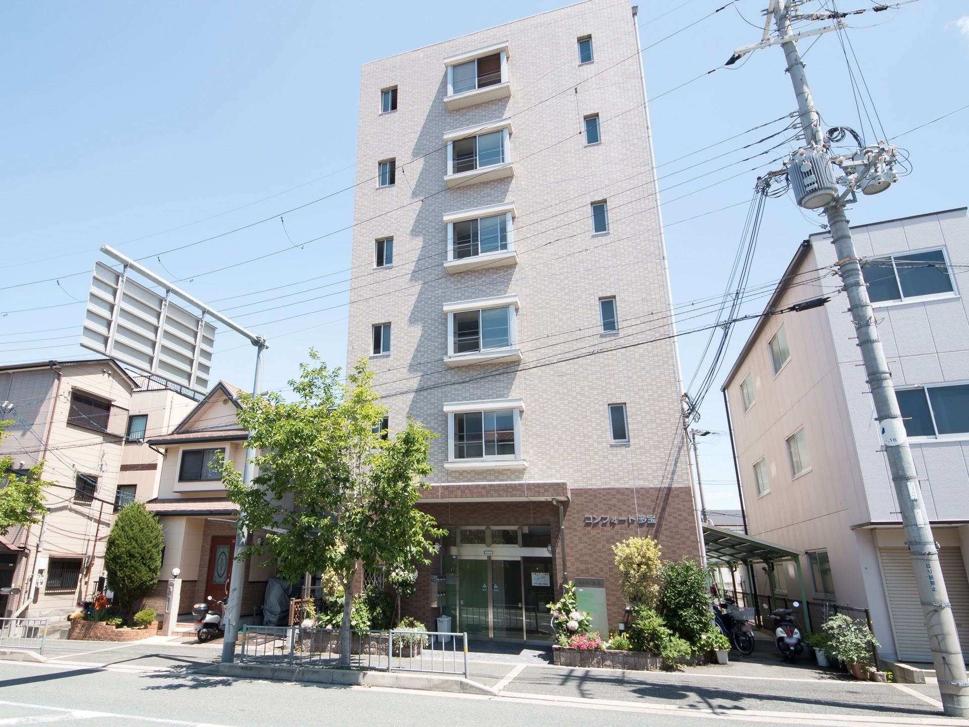 周辺に背の高い住宅や建造物がなく、日当たりのよい立地にある。玄関の前には幅の広い歩道があるため安全である。