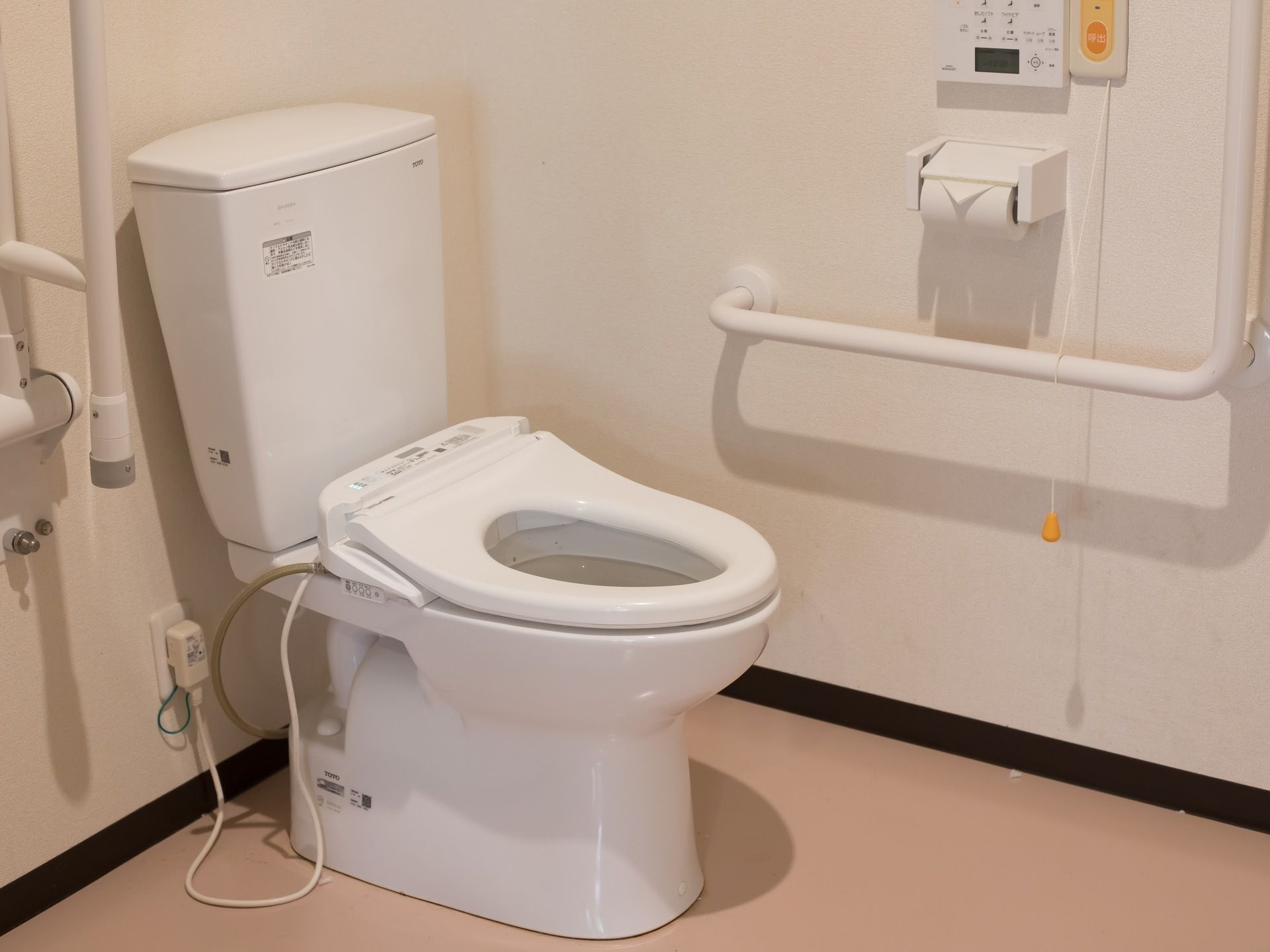 トイレは多機能な温水洗浄便座が付いており便利である。壁には立ち座りの補助となるＬ字型の手すりが取り付けられている。