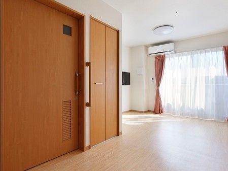 大きなスライドドアとクローゼットのドアが並ぶ、部屋の入り口