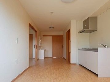 各部屋には一般のマンションのような大きなキッチンが備え付けられており、自炊もスムーズに行っていただける。