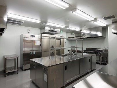 レストランのような大型の厨房を完備しており、入居者様へ毎日温かい出来立ての食事を提供している。栄養バランスや味、食事形態までこだわっている。