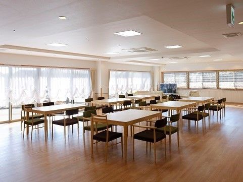 ホテルの食堂のような、開放的な食堂。広いスペースを確保されており、一面に設置された窓の日当たりは抜群である。