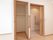 居室では、トイレのドアの隣に収納クローゼットが配置されている。中にはハンガーをかけるためのパイプが取り付けられている。