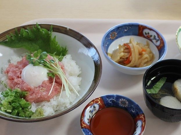 毎日の食事は栄養士のスタッフが入居者様の健康に気を配り、栄養バランスが偏らないように考えて提供している。