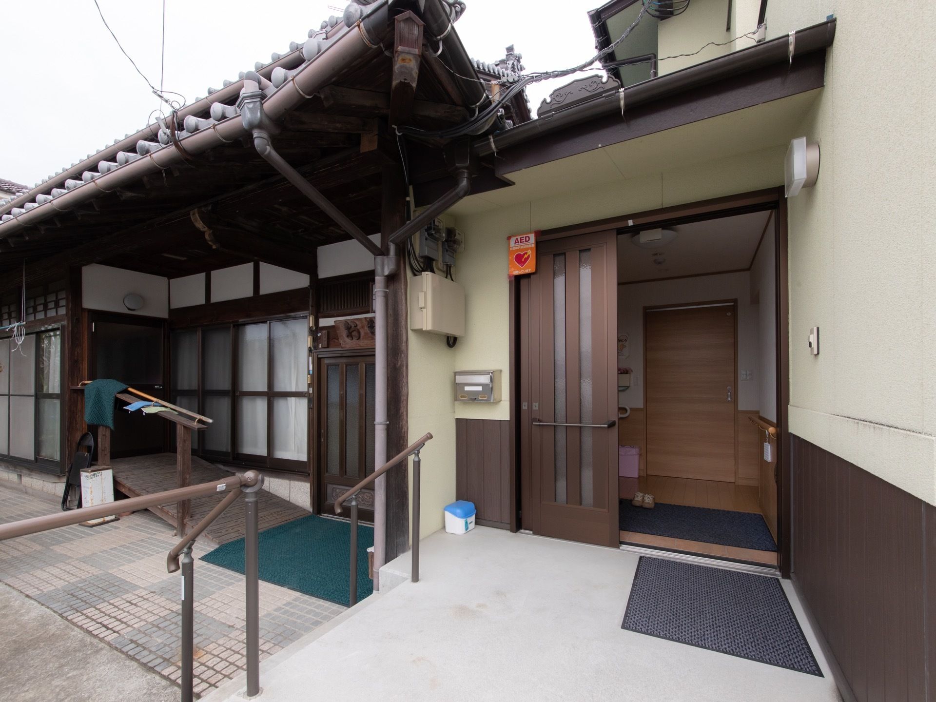 瓦屋根のある日本家屋風の２階建ての施設である。入口通路の階段部分には手すりが設置され、玄関扉は引き戸になっている。