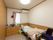 ベッドやタンス等がこぢんまりとした部屋に設置されている。簡易トイレもあるので、もしもの時も安心である。