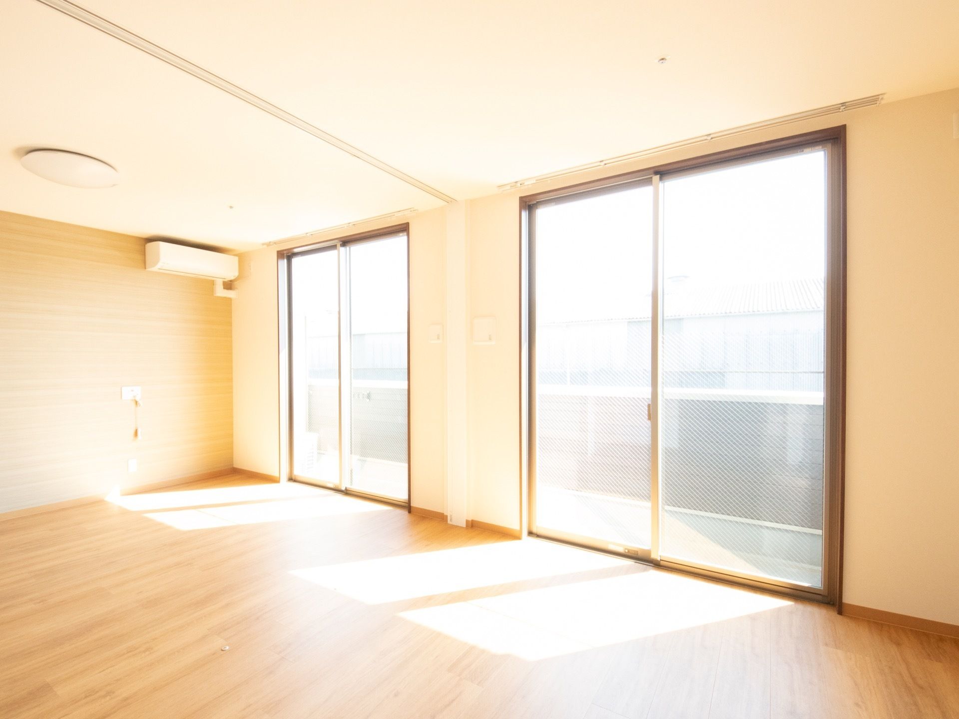 部屋の隅にエアコンが取り付けられている。壁には緊急時の呼び出しボタンが設置されており、手の届きやすい位置になっている。