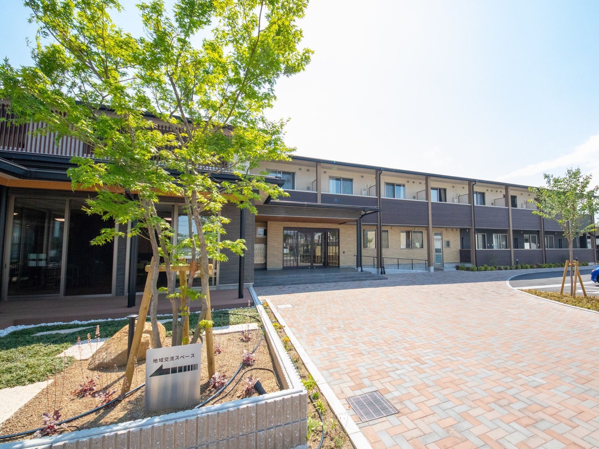 大きく、旅館のような外観の建物。駐車スペースが十分に用意されている。入り口にはスロープがあり、安全に出入りができる。