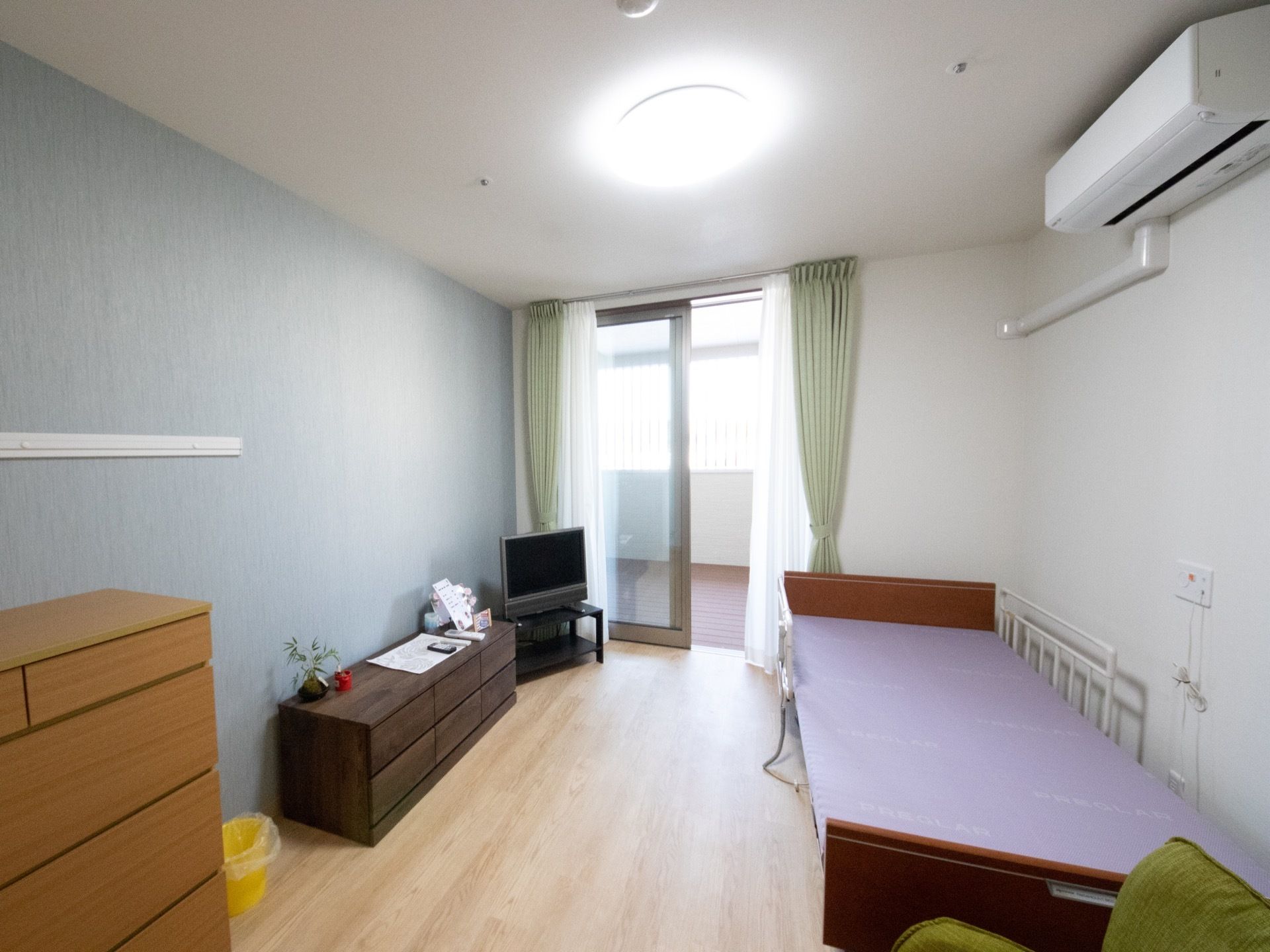 椅子やベッドなどの家具を置いても充分な広さがある。洗面台が部屋の中に完備されている。エアコンもついている。
