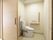車椅子に乗ったまま入ることができるスライドドアの広い個室のトイレには、緊急コールや手すりが備わっている。