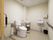 広い個室には、両脇に可動式の手すりのついた洋式トイレや洗面台などが備わっている。ナースコールも設置されている。
