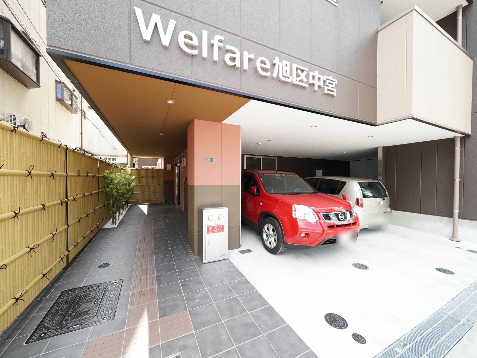 玄関までの通路は和モダンな雰囲気になっている。段差がなく、点字ブロックが敷かれており安全に移動することができる。