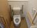 個室トイレ内に洗面台を設置しているため、手洗いもその場で済ませることができる。手すりの付近には非常時用の通報装置が備え付けられている。