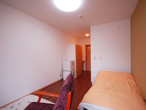 入居日からすぐに生活できるよう、室内にはベッドをはじめ、椅子やクローゼットなどの家具が用意されている。空調設備も整っており、快適に過ごせる。