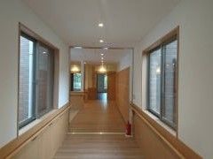 通路を挟んだ両側の壁に手すりが設置されている。どちら側を歩いても安全に行き来できるよう配慮されている。