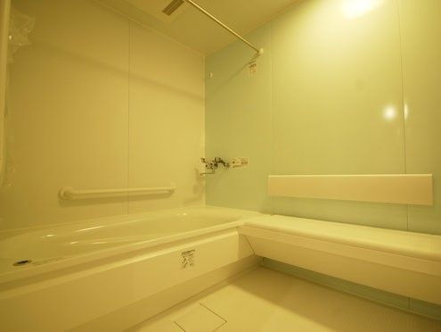 浴槽上部にあるステンレスパイプは、浴室内をカーテンで仕切ったり、スポンジなどをフックで引っかけたりするのに便利である。