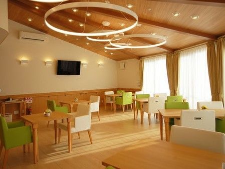 窓と照明が多く、室内は程よく明るい。ここで朝昼晩の食事を毎日とることになる。食事は栄養バランスを考えた献立になっている。