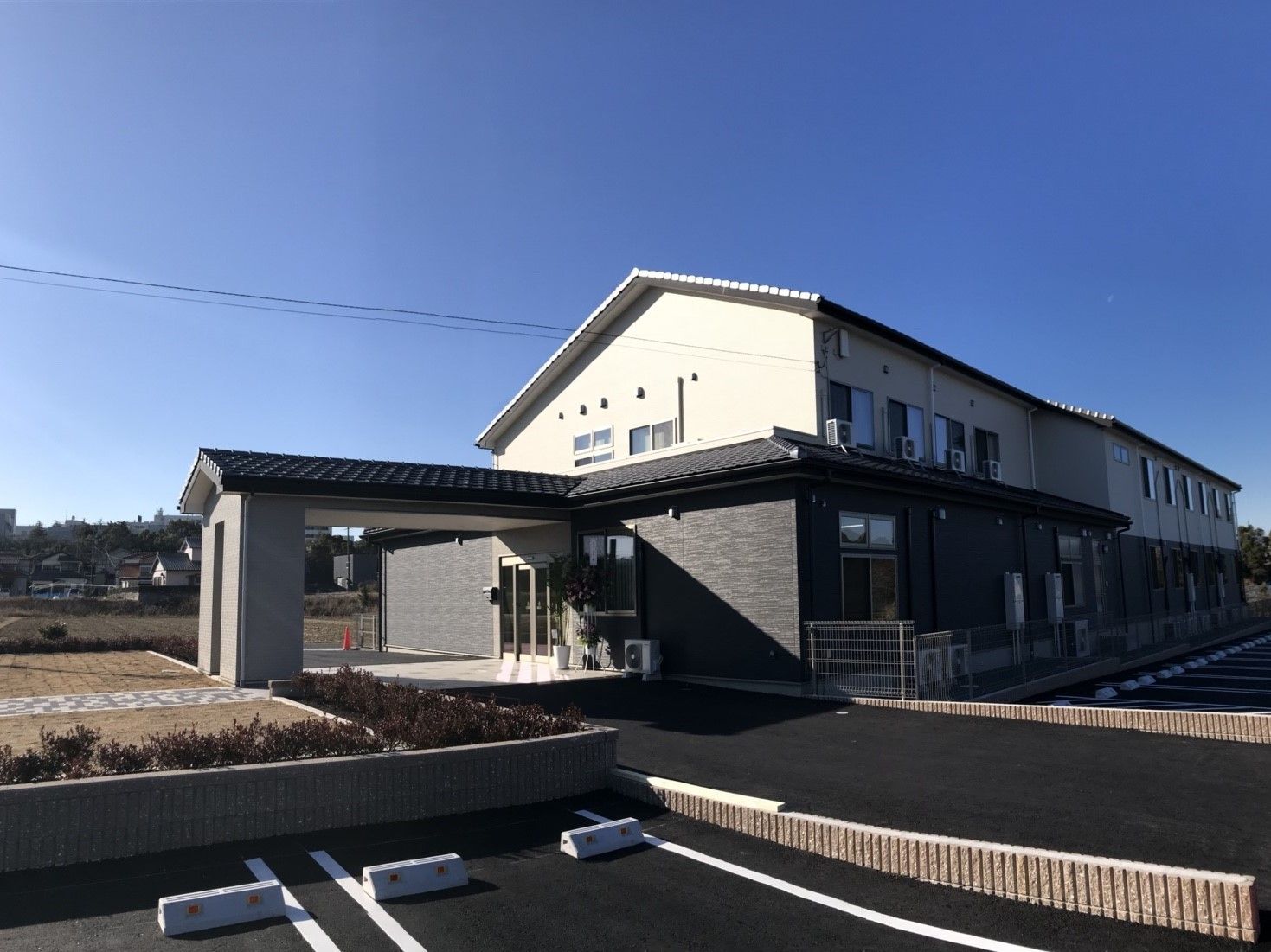 施設の出入口には車寄せが設置されており、送迎車両などは入居者様の乗降後速やかにその場を通過することができる。