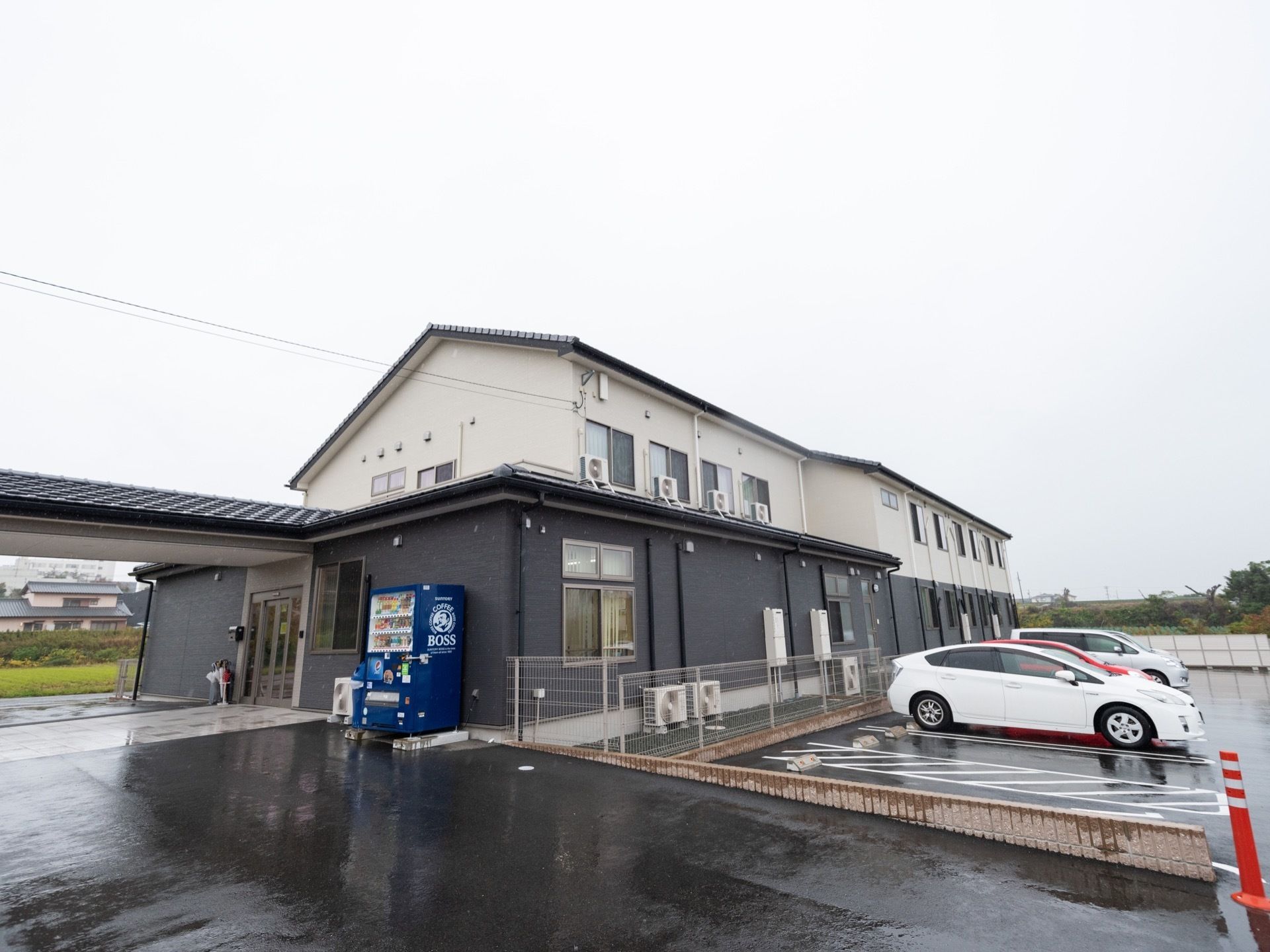 二階建ての建物は2018年にオープンされた。玄関前はスロープになっており、段差がない。建物脇には充分な駐車スペースが用意されている。