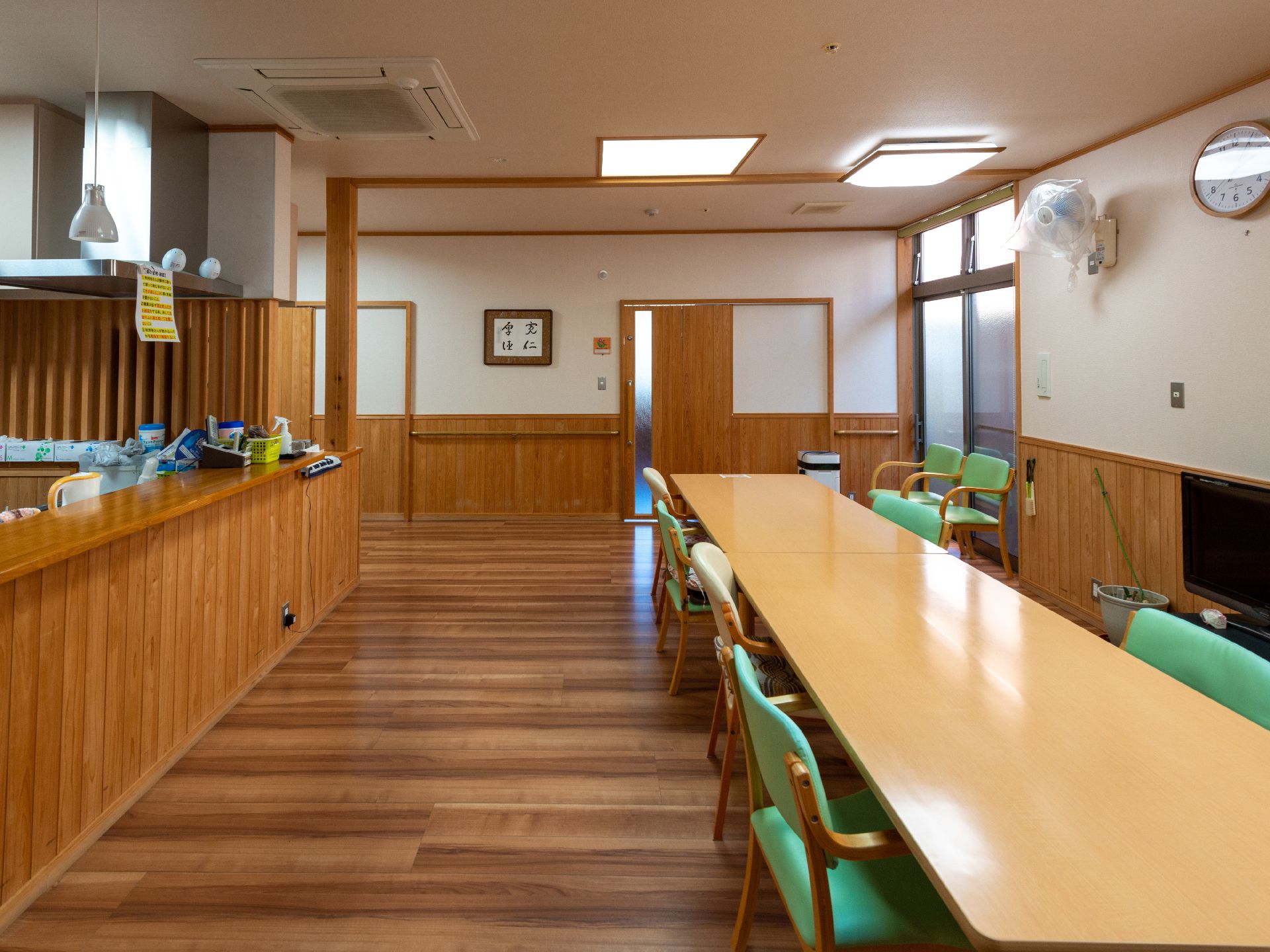 手すりが設置してあり、転倒がしにくくなっている共有スペース