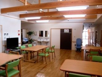 食堂兼リビングルームとして利用される部屋である。吹き抜けになっており、開放感のある部屋でゆったりと過ごすことができる。