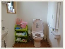 トイレと手洗い器が同じスペースにある。トイレは洋式便器で、使用しやすいように壁側に手すりが設けられている。
