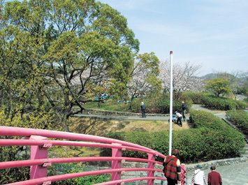 施設の近くには大きな公園がある。ご家族様の来訪時など、一緒に散策を楽しみながらリフレッシュすることができる。