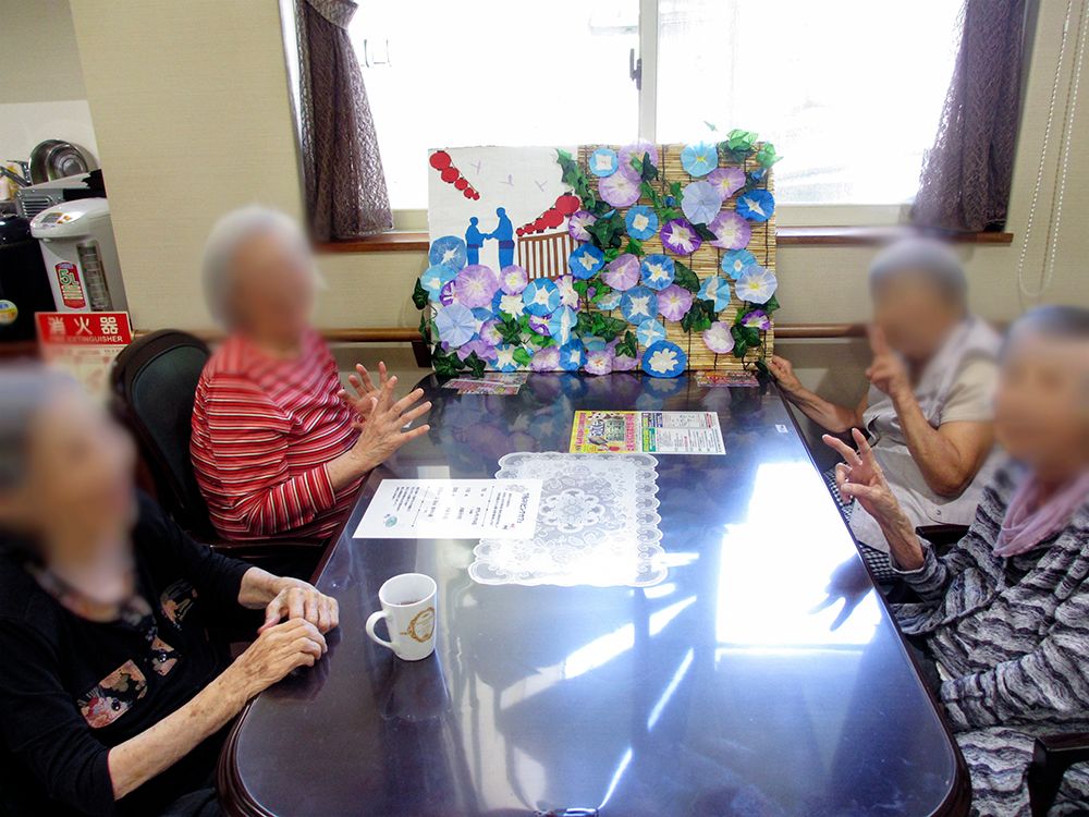 入居者様同士でゆったりと会話を楽しむことができるスペースがあり、手作りの折り紙の作品なども作ることができる。