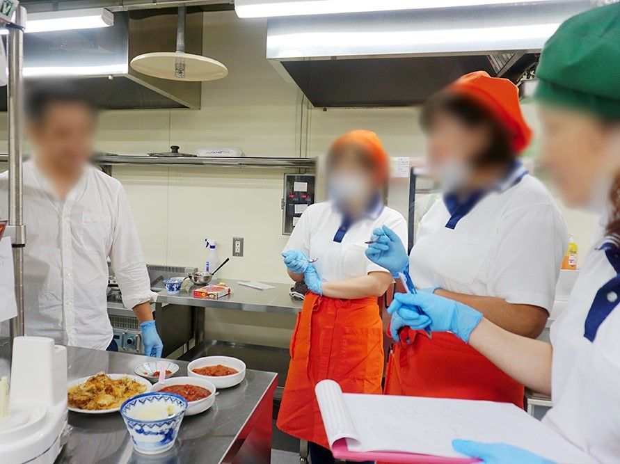 調理の技術を向上させるため、外部より講師を招き、定期的に研修会を行っている。美味しく健康維持に役立つ食事作りを心がけている。