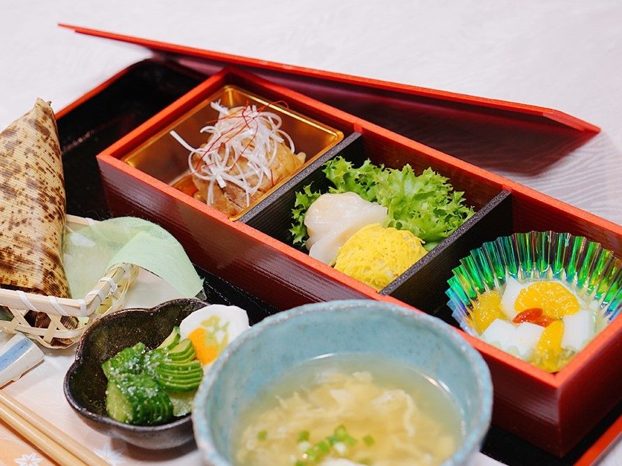 月に一度、スペシャルメニューの食事を提供している。盛り付けなどにもこだわり、旅館に来ているような特別感を味わうことができる。