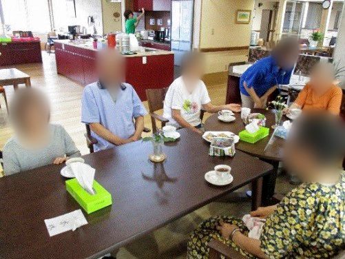 昼食後にはティータイムがあり、入居者様同士が交流できる時間を設けている。ゲームを行ったり、会話をしたりして楽しく過ごせる。