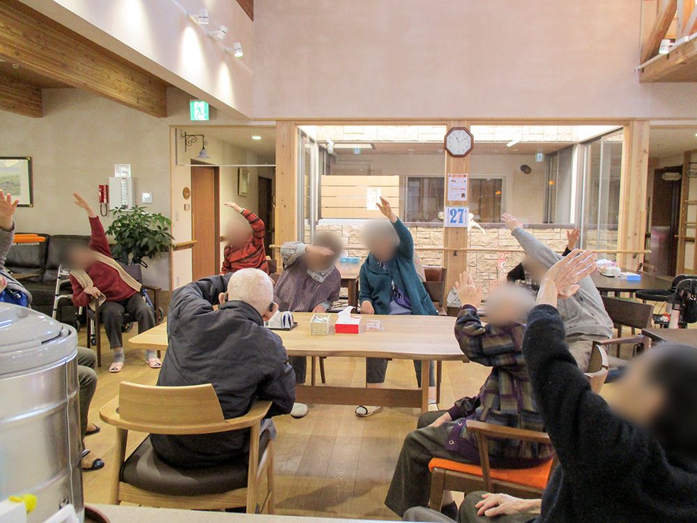 食事前など、定期的に口腔体操などを行い、運動の習慣付けをしながら入居者様の健康維持や疾病予防などに役立てている。