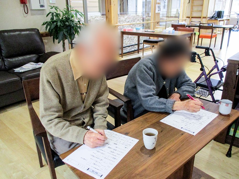 脳のトレーニング問題を実施し、入居者様の認知能力の改善と向上に役立てている。部屋に閉じこもりきりにならないよう心がけている。