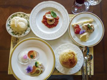 パンやテリーヌ、各種デザートのセット