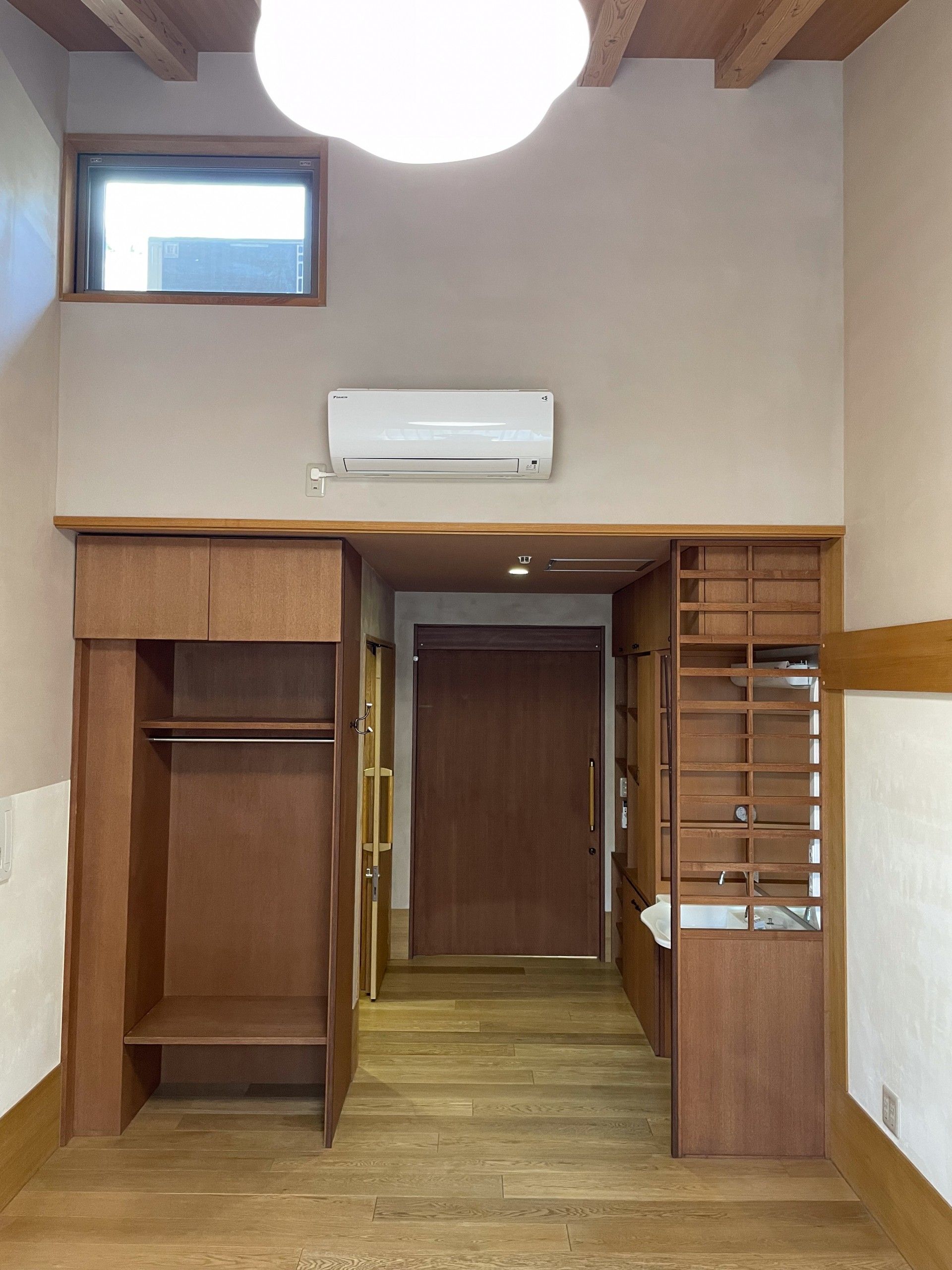 木目調の落ち着いた空間
