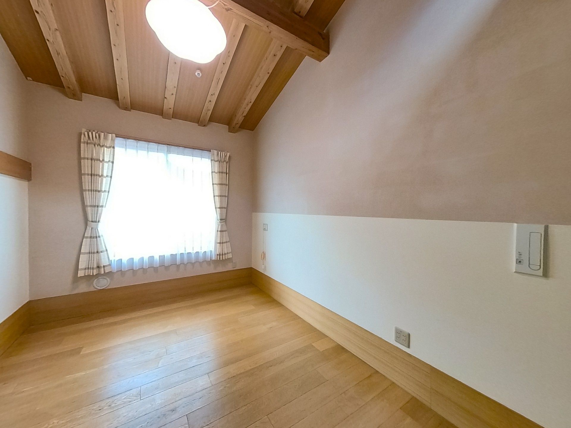 木の温もりを感じる部屋