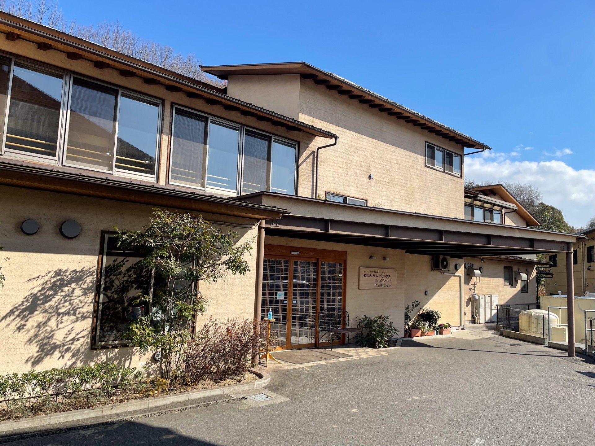 日差しが差し込む建物の外観