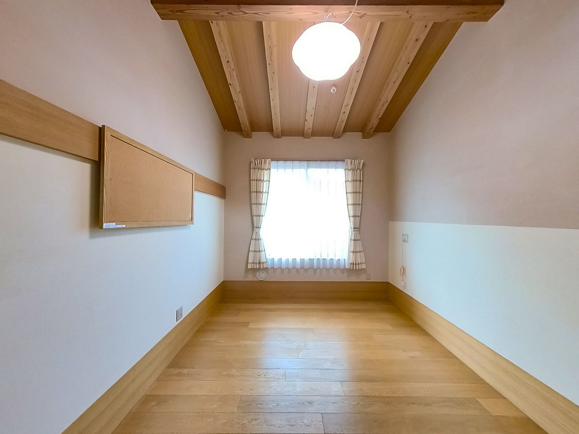木の温もりを感じる部屋