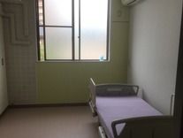 大きな窓やエアコンのついた、介護ベッドが置かれた部屋
